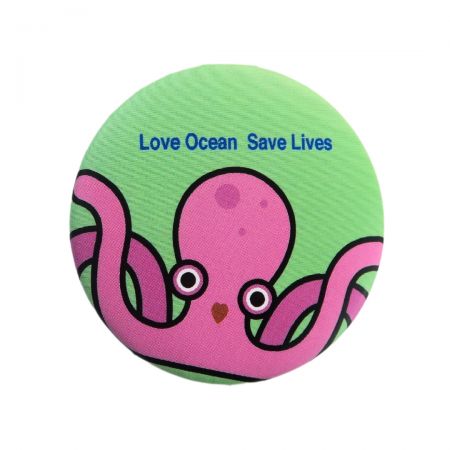 패브릭 버튼 배지는 주석 버튼 배지와는 다른 분위기를 연출합니다.