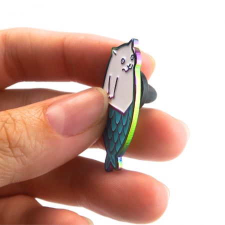 虹色の金属ピンは、ユニークなパターンでカラフルな作品を持っています。