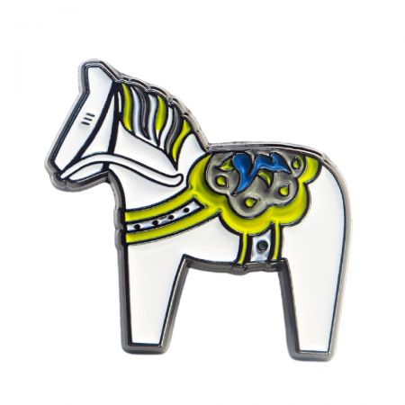Заказной брошь-булавка с изображением лошади.