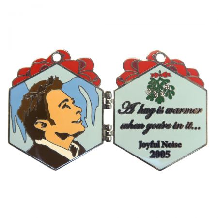 A csuklós zománkészítésű kitűző maradandó benyomást kelthet.