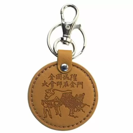 Customize round leather keyring - Custom leather keychains supplier.