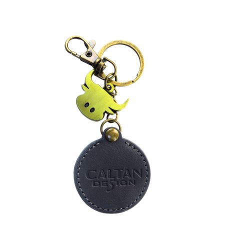 Черный кожаный брелок.