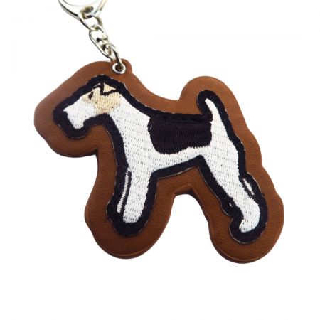 Bőr kulcstartó hímzett folt mintával.