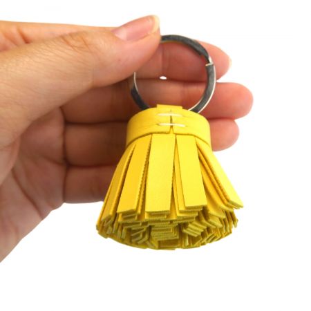 Niedlicher Mini-Quasten-Schlüsselring.