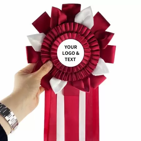 Personalisert rosett-premieband med metallmerke.