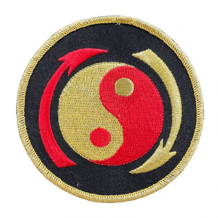 Patch ricamato personalizzato con oro metallico.