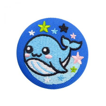 Hímzett gombok és kitűzők - Személyre szabott hímzett gombok és kitűzők stílusos érintésért.