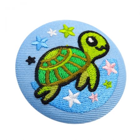 Személyre szabott fém jelvények hímzett elemekkel a különleges megjelenésért.