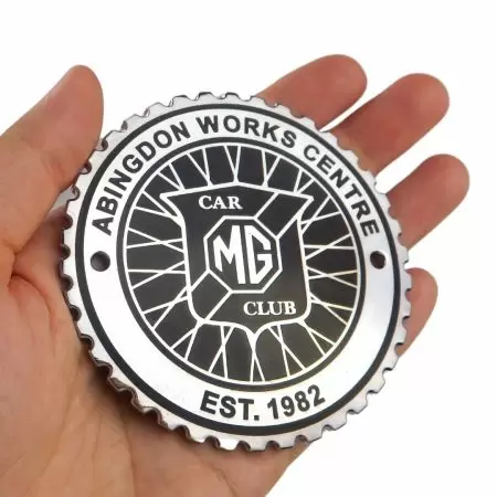 Diese große visuelle Anziehungskraft, die Schönheit mit Stärke kombiniert, macht Autoembleme zur idealen Wahl.