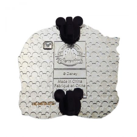 Személyre szabhatod a gyűjteményedet különböző Disneyland attrakciókból származó kitűzőkkel.