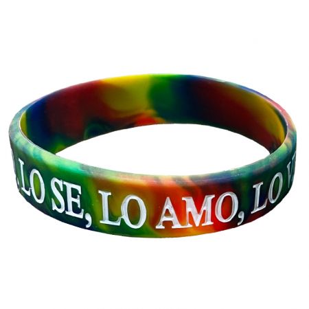 Promouvez les marques ou logos de votre entreprise avec nos bracelets personnalisés embossés.