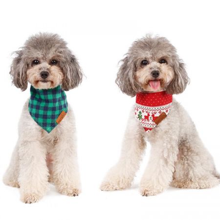 Bandana navideña personalizada para perros con etiqueta de cuero.