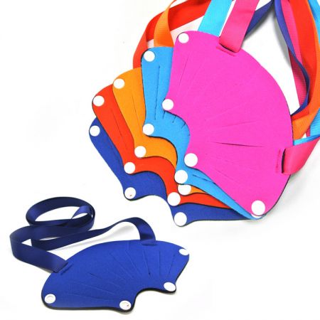 ワイングラスホルダーのネックレスにカスタムロゴ。