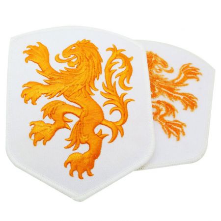 Skræddersyet 3D broderet.