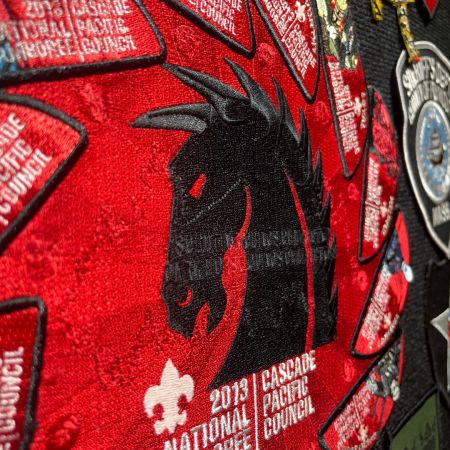 Crie grandes patches bordados com cores e texturas ousadas.