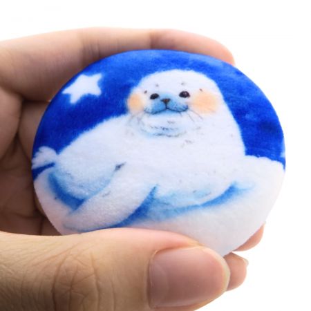 Lag knappemerker for et morsomt og rimelig reklameprodukt.