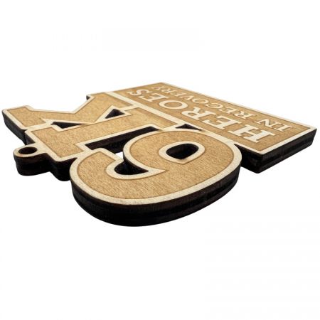 Деревянные медали и трофеи.