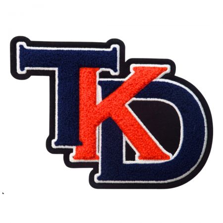 Яркие и пушистые нашивки из шенилла добавляют тактильный элемент к любому жакету или одежде.