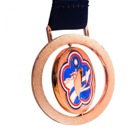 Récompense de médaille tournante - Ajoutez de l'excitation à vos récompenses avec une médaille à spinner qui présente un élément dynamique et rotatif.