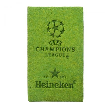 Személyre szabhatja ruházatát egy stílusos velúr folttal, amely tökéletes a puha, texturált kiegészítők hozzáadásához dzsekikhez vagy sapkákhoz.