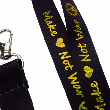 लेजर-कट लोगो के साथ कस्टम प्रिंटेड लैनयार्ड के साथ अलग दिखें, जो सटीक, आकर्षक विवरण प्रदान करते हैं।