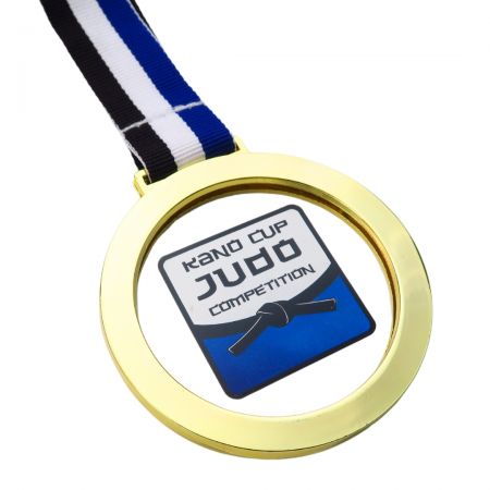 Esses medalhões são leves e podem ser personalizados para vários eventos e ocasiões.