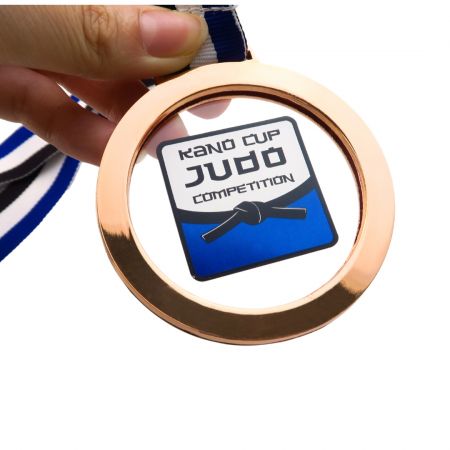 Skolor använder ofta akrylmedaljonger för att erkänna studenters prestationer och deltagande.