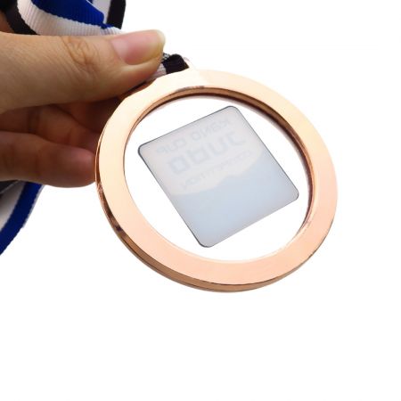 Een acrylmedaille is een populaire keuze voor het erkennen van prestaties in verschillende sporten.