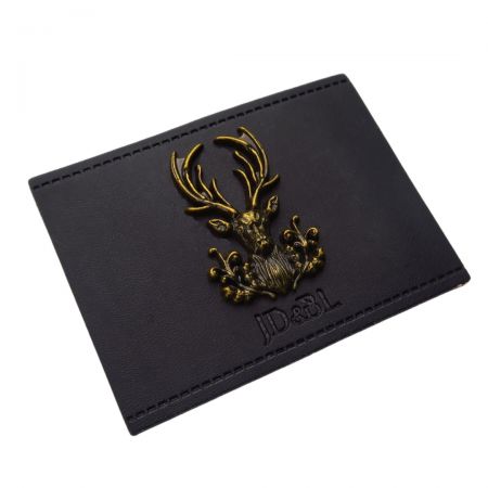 Сочетая кожу и металл, этот вариант ярлыка придаёт продуктам современный, премиальный вид.