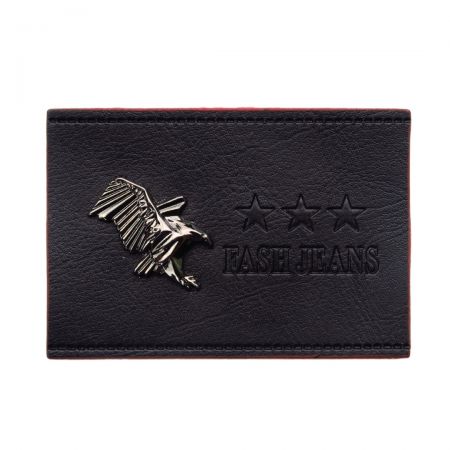 Кожаные ярлыки с металлическими подвесками популярны в моде для добавления брендовых акцентов.