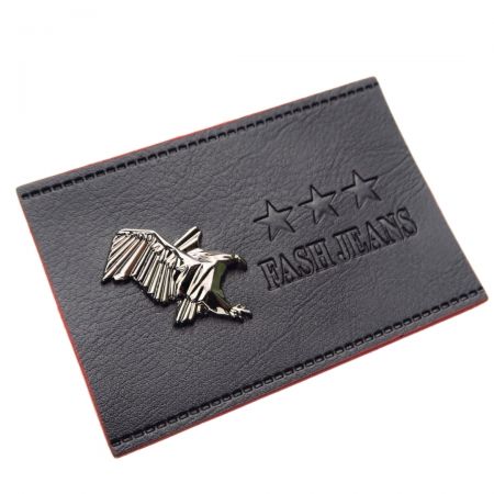 Et lædermærke med en metalcharm skaber en iøjnefaldende, holdbar produktetiket.