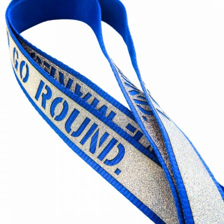 شما میتوانید لوگوی خود را به بندهای آویز درخشان سفارشی اضافه کنید تا در رویدادها برند خود را متمایز کنید.