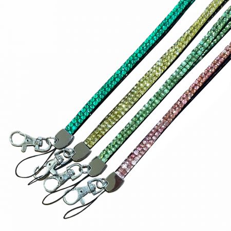 Los cordones personalizados brillantes pueden presentar colores y logotipos para un diseño verdaderamente único.