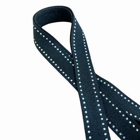 Los cordones con strass crean un aspecto lujoso, ideal para eventos de alto nivel y branding.