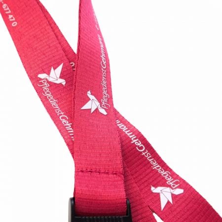 With silk screen printing, you can showcase intricate designs on lanyards with vibrant colors.