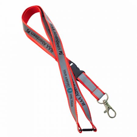 Benutzerdefinierte Lanyards mit reflektierenden Effekten erhöhen die Sichtbarkeit, ideal für Abendveranstaltungen.