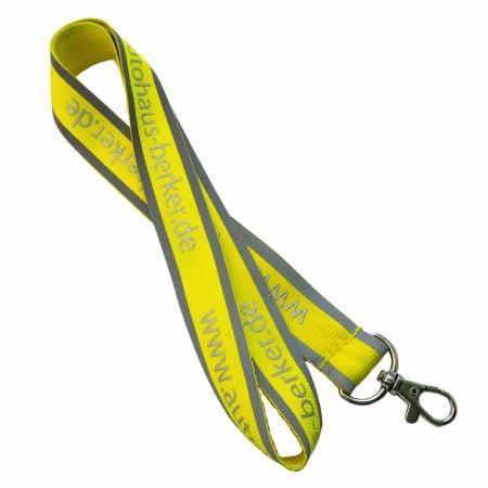 Polyester lanyards met reflecterende effecten bieden duurzaamheid en zichtbaarheid in de nacht.