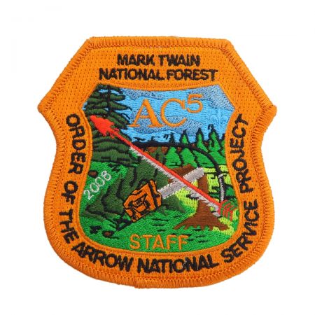 Ces écussons sont créés en brodant des motifs sur du tissu, garantissant une durabilité.