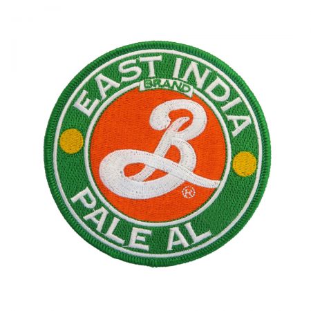 Les badges brodés sont utilisés pour l'identification, les récompenses ou des fins décoratives sur divers vêtements.