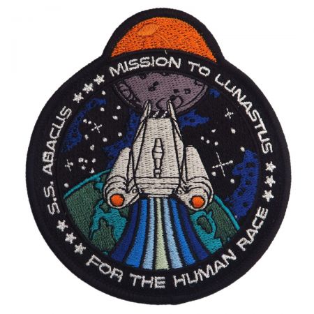 Coudre un écusson sur un jean peut personnaliser ou réparer le tissu tout en ajoutant une touche de style.