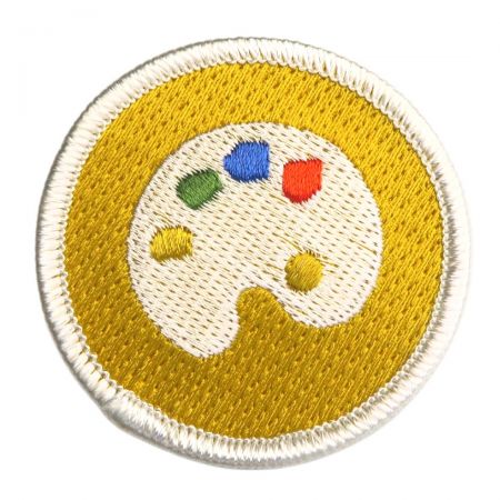 Les écussons peuvent couvrir les zones usées ou les déchirures, donnant aux jeans un look unique et rafraîchi.