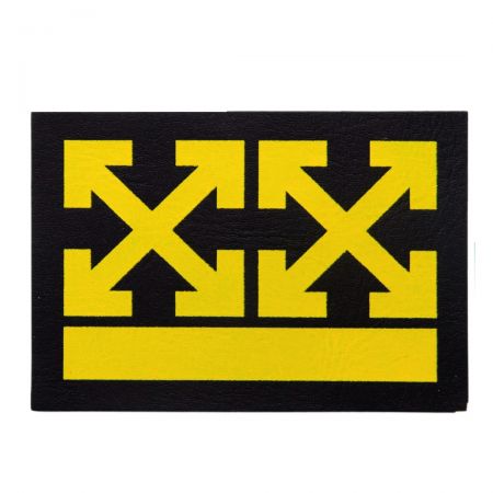 Leren ontwerperslabels kunnen worden vervaardigd met gedetailleerde embossing voor high-end branding.