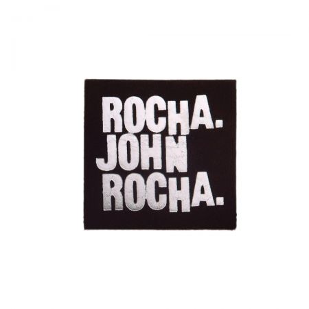 Aangepaste leren ontwerperslabels kunnen in verschillende maten worden gemaakt om te passen bij luxe kleding of accessoires.