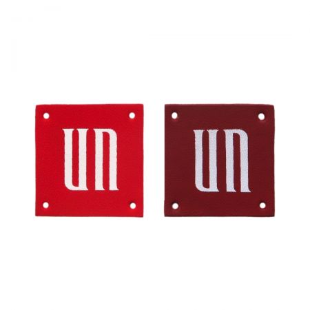 Aangepaste leren labels zijn populair voor jeans en buitenkleding vanwege hun duurzaamheid en stijl.