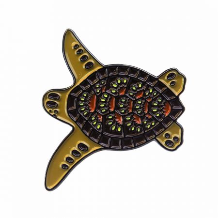 A gallér kitűzők személyre szabhatók nevekkel, logókkal vagy szimbólumokkal formális vagy hétköznapi viselethez.