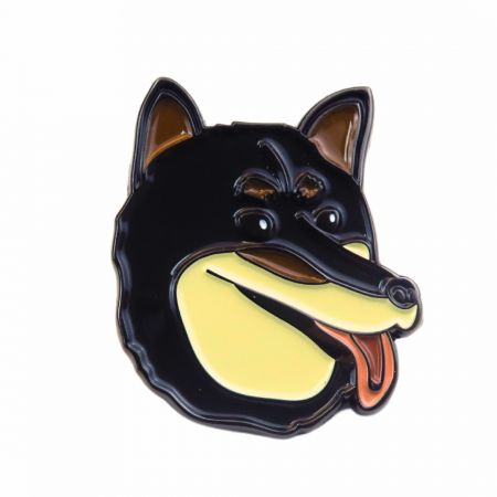 Ezek a kitűzők széles körben használatosak márkázásra, munkavállalói elismerésre vagy emlékeseményekre.