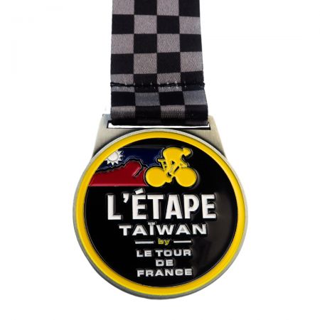 Персонализированные медали могут быть адаптированы по размеру, форме и отделке для любого назначения награды.