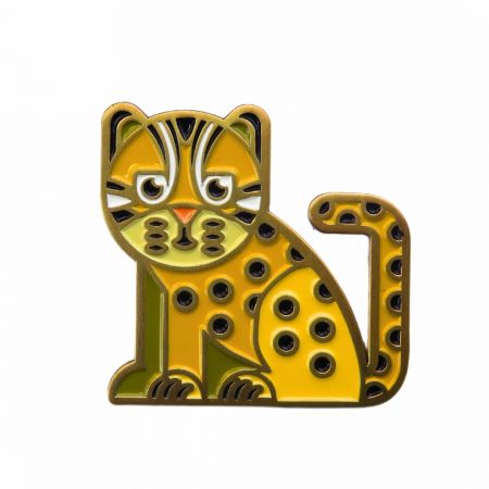 Ansteckpins können mit Gravuren, Emaillefüllungen oder geprägten Details für einen hochwertigen Look angepasst werden.