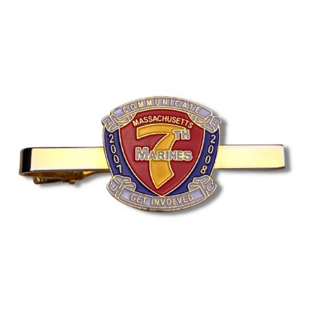 A testreszabott nyakkendőcsatok gravírozott kezdőbetűket, logókat vagy egyedi mintákat tartalmazhatnak a személyes érintés érdekében.