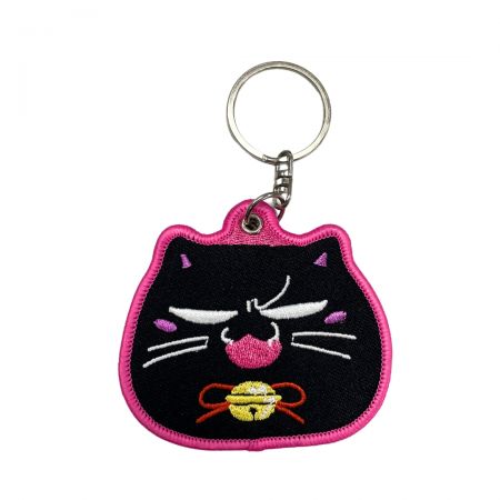 Вышитые брелоки предлагают креативный способ отображения сложных дизайнов на небольшом функциональном аксессуаре.